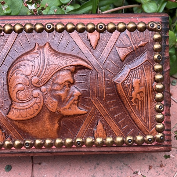 Vintage wood and carved leather dresser jewelry box - Picture 13 of 16